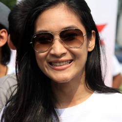 Happy Salma Modal Nekat Sutradarai Rectoverso