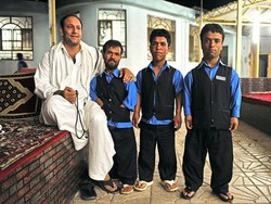 Restoran Ini Pelayannya Bertubuh Kerdil