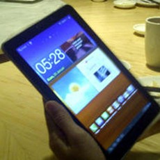 Sasar Pasar Premium, Galaxy Tab 7.7 Dijual Rp 7,5 Juta