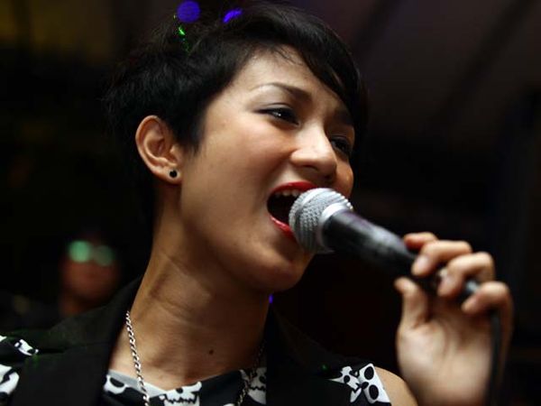 She Nggak Kalah Menarik sama Girl Band