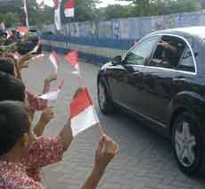 Ratusan Siswa SD Sambut Kedatangan Wapres