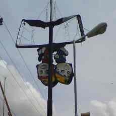 Diterjang Angin Kencang, Reklame Makanan Cepat Saji Jatuh