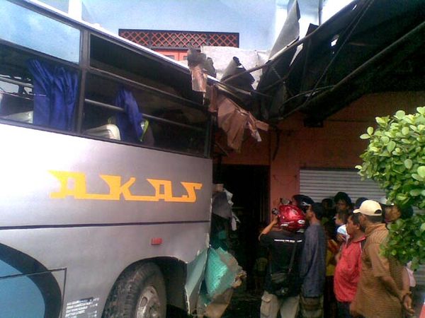 Bus Akas Tabrak Rumah