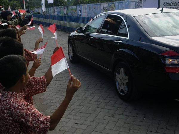 Ratusan Siswa SD Sambut Boediono