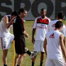 Tevez atau Lopez, Allegri Tetap Senang