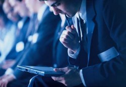 Leher dan Bahu Rentan Cedera Saat Memangku PC Tablet