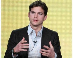 Ashton Kutcher Khawatirkan Keadaan Demi Moore