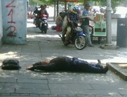 Mengusir Pemotor dari Trotoar dengan Telentang di Jalan 