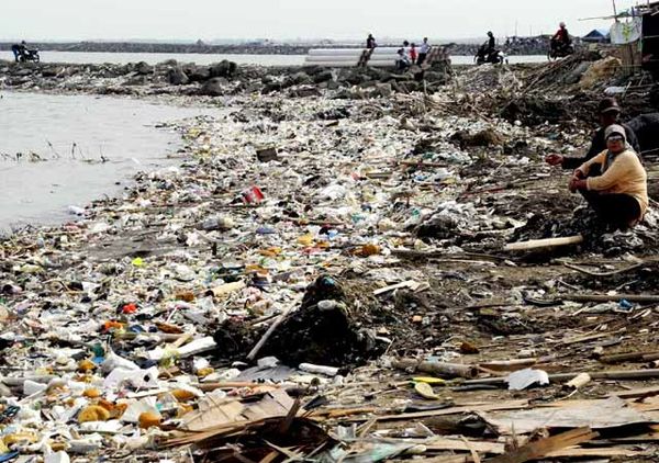 Ampun...Pantai Jakarta Penuh Sampah