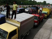 Buruh Blokir Jalan,Tol Cikampek Macet Total