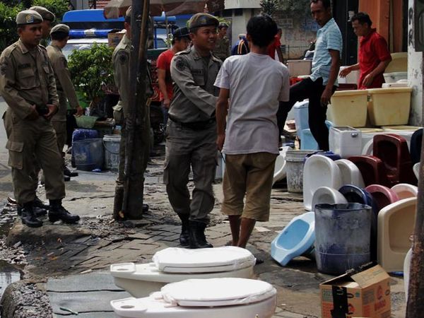 Satpol PP Tertibkan PKL di Trotoar Manggarai