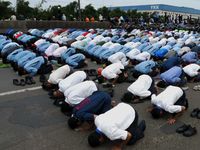 Ribuan Buruh Salat Jumat di Tol