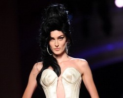 Amy Winehouse Hidup Lagi di Show Jean Paul Gaultier 