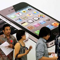 Operator Pede Jual iPhone 4S Seharga Motor 