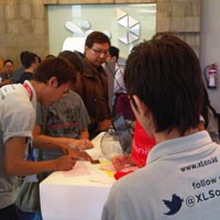 50 Unit iPhone 4S Ludes dalam 10 Menit