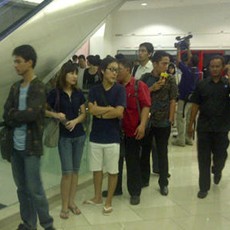 Pengantre iPhone 4S Datang Sejak Pukul 6 Pagi