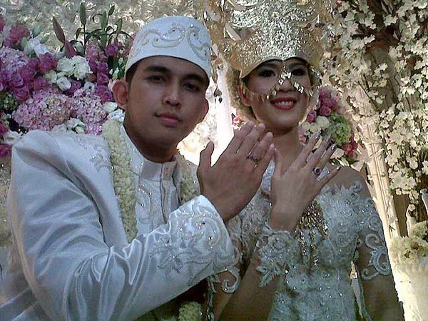 Naga Lyla Pamer Cincin Nikah