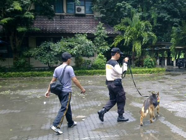 K9 Lacak Pelaku Pembobol Brankas