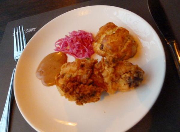 Hangout Asyik di Otel Lobby