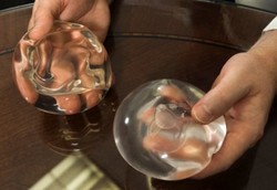 Wanita-wanita yang Beruntung dan Sial Punya Payudara Palsu