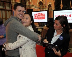 4 Pasangan Pecahkan Rekor Pelukan Terlama di Dunia