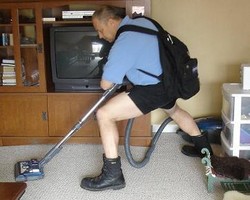 Suami Idaman: Pria Ini Aerobik Sambil Bersih-Bersih Rumah