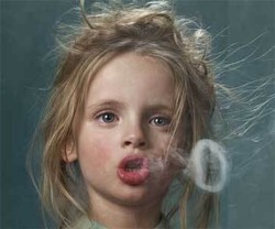 Ouch! Terinspirasi Indonesia, Belasan Bocah Belgia Dipotret Sambil Merokok