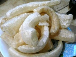 Teliti Memilih Kerupuk Kulit yang Halal