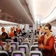 Asyiknya, Penumpang Pesawat Finnair Disuguhi Tarian Bollywood