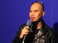 Gaya Santai Ahmad Dhani 