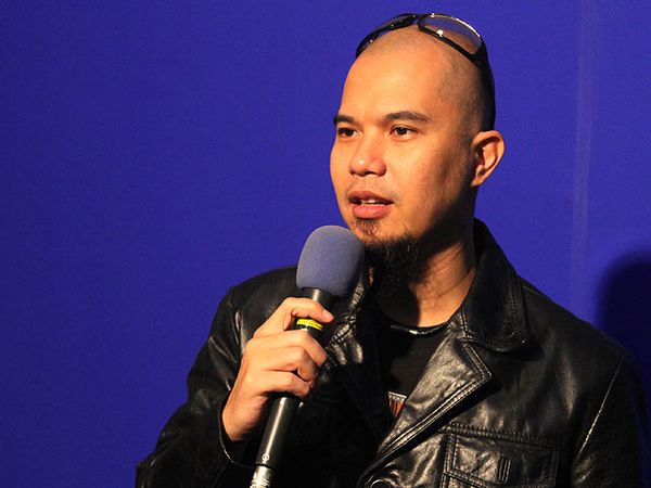 Gaya Santai Ahmad Dhani 