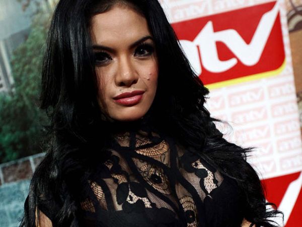 Nikita Mirzani Seksi Berbaju Hitam