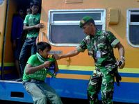 Bonek Tak Bertiket Diturunkan Paksa dari KA