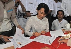  Ribuan Orang Hadiri Safari Politik Suu Kyi di Myanmar