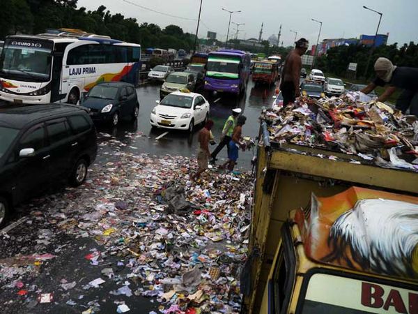 Disenggol Bus, Truk Sampah Terguling di Tol