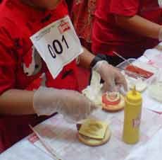 Siswa SD Isi Liburan Dengan Belajar Meracik Burger