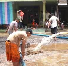 Warga Korban Banjir Bandang di Situbondo Bersih-bersih