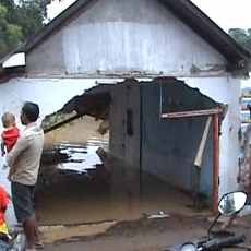 Belasan Rumah Hanyut, Warga Probolinggo Pilih Mengungsi