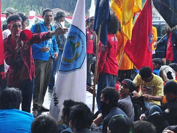 Mahasiswa Tuntut SBY-Boedino Mundur