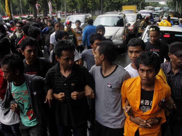 Mahasiswa Blokade Jalan Depan Istana