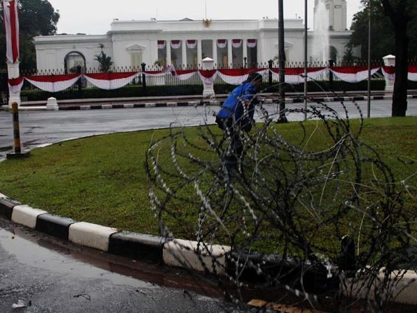 Mahasiswa Jebol Kawat Istana