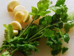 Bawang Putih dan Daun Ketumbar Bikin Kari Makin Sedap