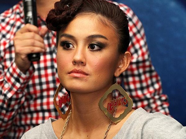 Sorot Mata Tajam Agnes Monica