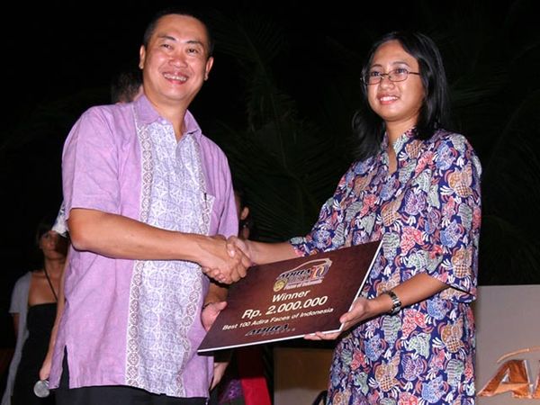 Penulis Terbaik Terima Penghargaan dari ADIRA