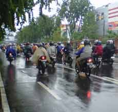 Hujan 6 Jam, Jalan-jalan di Kota Pahlawan Licin