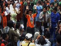 Berebut Tanda Tangan Andik Vermansyah