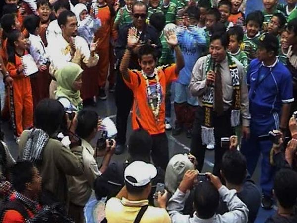 Berebut Tanda Tangan Andik Vermansyah