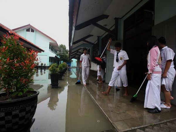 SMPN 26Tandes Terendam Banjir