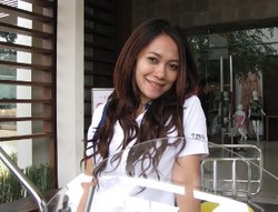 Brakk! Liz Hantam Pagar Rumah