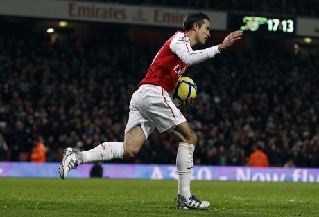 Van Persie Dituduh Menyikut Pemain Villa